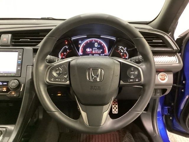 ハンドルにHondaセンシング系のクルーズコントロールやレーンキープアシストなどのスイッチと、オーディオの操作スイッチが装備されています。ハンドルから手を離さず安全に操作できます。