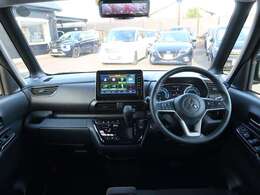 手の届く範囲に収納スペースも豊富なインパネ周り。紙パックも入るドリンクホルダーも運転席・助手席・センターの3か所に付いています。