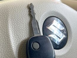 【キーレス】少し離れた場所からでもボタン一つでドアの開錠・施錠ができるのでとっても便利！ドアの鍵穴周りに傷をつけることもありません♪