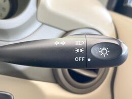 【オートライト】周りの明るさに応じて自動でヘッドライトの点灯・消灯ができる機能です！ライトの付け忘れ・消し忘れなどが無くなり、雨の日や夕方の走行も安心！トンネル通過時も便利ですね♪