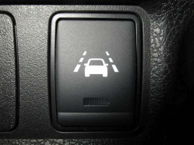 車線逸脱警報は、走行車線から逸脱しそうな場合にメーター内の警告灯とブザーで危険回避を知らせてくれる安全機能です♪