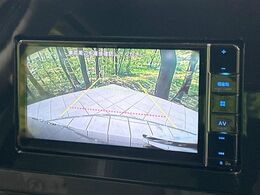 【バックカメラ】駐車時に後方がリアルタイム映像で確認できます。大型商業施設や立体駐車場での駐車時や、夜間のバック時に大活躍！運転スキルに関わらず、今や必須となった装備のひとつです！