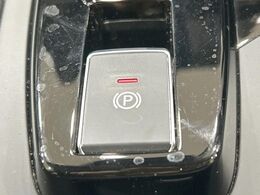 【電動パーキングブレーキ】パーキングブレーキは便利な電動式！ボタン一つで操作でき、アクセルを踏めば自動で解除されます♪レバーやペダルが無いので運転席廻りもすっきりしますね♪