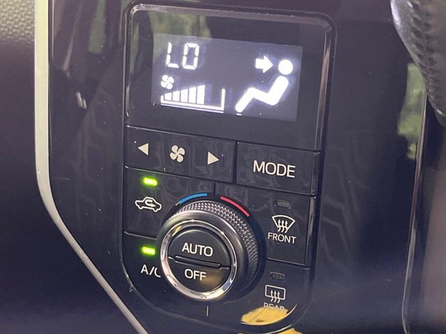 【オートエアコン】一度お好みの温度に設定すれば、車内の温度を検知し風量や温度を自動で調整。暑い…寒い…と何度もスイッチ操作をする必要はありません。快適な車内空間には必須の機能ですね♪