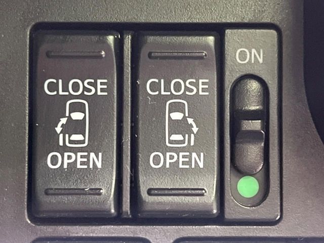 【両側パワースライドドア】スマートキーや運転席のスイッチで後席両側スライドドアの開閉が可能♪電動だから力を入れてドアを開ける必要が無く、小さなお子様でも簡単に開け閉めでき快適です♪