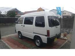 リアハッチのウィンドフィルムが濃いので後方見にくいです。