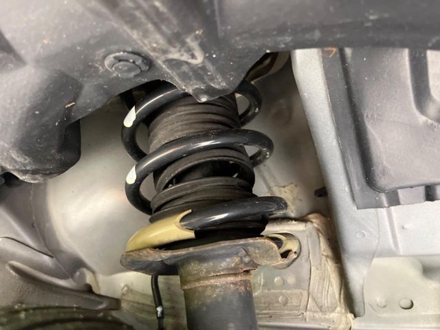 お車を安心してお乗りいただく為には、足回りの定期点検が欠かせません。サービスサポート（有償保証）では無料点検もご提供しており、安心のカーライフをお過ごしいただけるサポート体制が整っています。