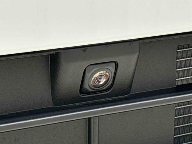 純正ナビゲーションを装着することで狭い道でのすれ違い時に下廻りを映し出す事ができます。他のカメラと連携してパノラマモニターにも対応することが出来ます。