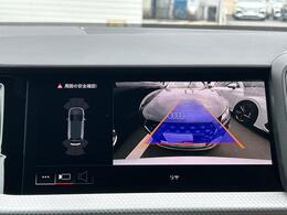 ●リアビューカメラ『入車経路を算出し、ガイドラインと補助線をディスプレイに表示します。同時にバンパーに内蔵のセンサーが障害物を感知し音で注意を促します。後方の死角も安心していただけます。』
