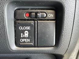 【パワースライドドア】スマートキーや運転席のスイッチでスライドドアの開閉が可能♪電動だから力を入れてドアを開ける必要が無く、小さいお子様でも、重い荷物を持っている時もラクに開け閉めできます♪
