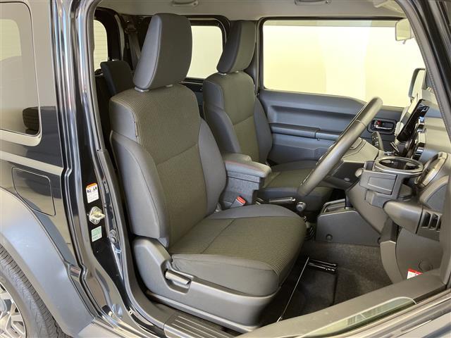 【運転席】座り心地が良いシートなので長時間の運転でも快適にお過ごしいただけます。新品のフロアマットのご注文も可能です。掲載箇所以外にご希望の写真がございましたらお気軽にお問い合わせ下さい。