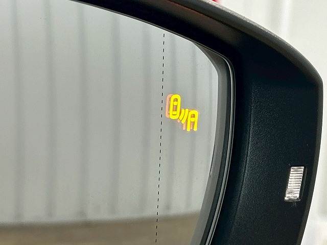 【ブラインドスポットモニター（BSM）】車線変更時に車両後方から来る車両を検知し安全をサポートする装置です。