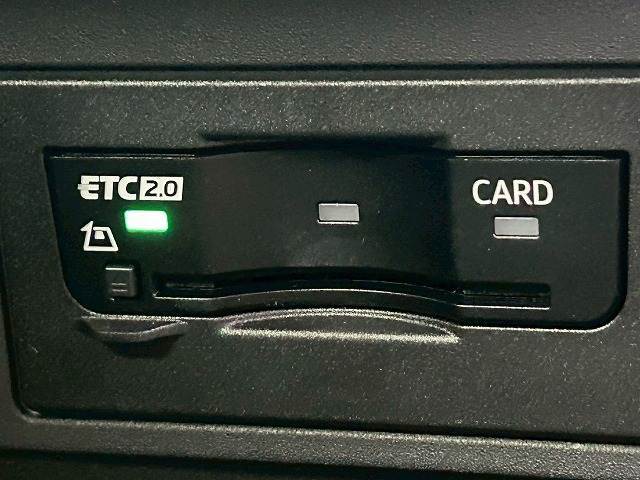 【ETC車載器】を装備しておりますので、ご納車直後からの遠距離ドライブも可能です。土日の利用料金の割引や、朝夕の通行料金を割引料金で高速道路をお楽しみいただけます。