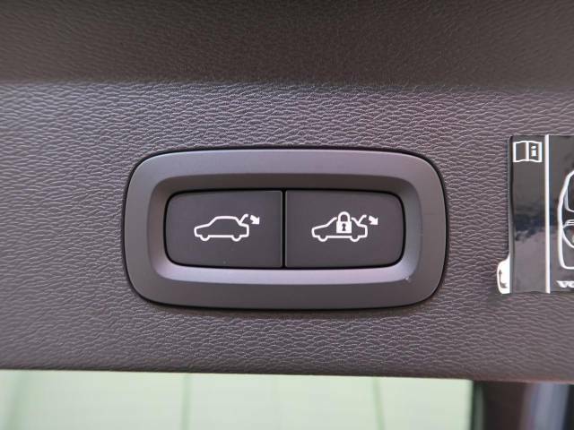 【パワーテールゲート】スマートキーや運転席のボタンを押すだけでリアゲートが自動で開閉します！荷物を持っている時や、高い位置にあるテールゲートを閉める際に便利な機能です。