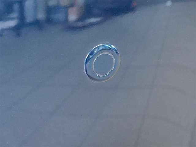 コーナーセンサーを車の前後に装備。障害物までの距離に応じて警告音を変えてお知らせ。縦列駐車時や駐車場・車庫などでの取り回しをサポートします。詳細は販売店スタッフまでおたずねください。