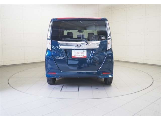 バックカメラが付いているので後方確認が非常にしやすいです。今や運転初心者も熟練者も必須装備！ついていて損はないですね♪