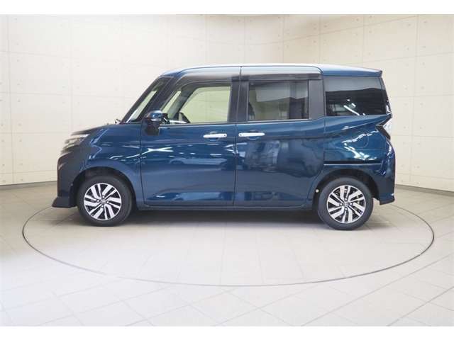 両側パワースライドドア付きだから、狭い駐車スペースなどでの 乗り降りラクラク！小さなお子さまのいるご家庭には嬉しい装備。