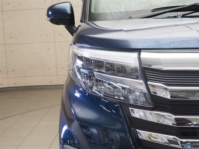 LEDヘッドライトです。デザイン性がよくとても明るいので、夜間の走行や悪天候でも安心です。しかも長寿命！