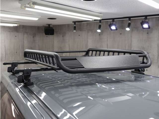 新品ルーフラック付きです！キャンプやアウトドアシーンなどに行く時など、たくさんの荷物を運ぶ際に役に立つ便利なアイテムです♪