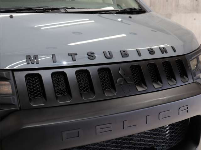 グリル上部に人気のクラシックMITSUBISHIエンブレムを装着し、マットブラック塗り分けペイントで当店こだわりのカスタムを施しております。