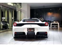 テールパイプのレイアウトが458イタリアと異なるのも、空力性能向上のためディフューザーの表面積を拡大するためとなります。