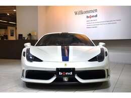 フェラーリのスペチアーレモデルと言えば、縦に伸びるボディーストライプも特徴の一つですね！