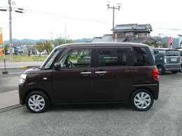 車体左側、目立つキズあります…。内装も、助手席・リア席座面（広範囲）シミあります…。