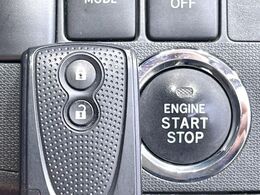 【キーフリーシステム】カバンやポケットに入れたままでもドアの施錠・解錠が可能なスマートキーを装備。エンジンのオン・オフ時もカギを取り出す必要が無いからとっても便利です♪