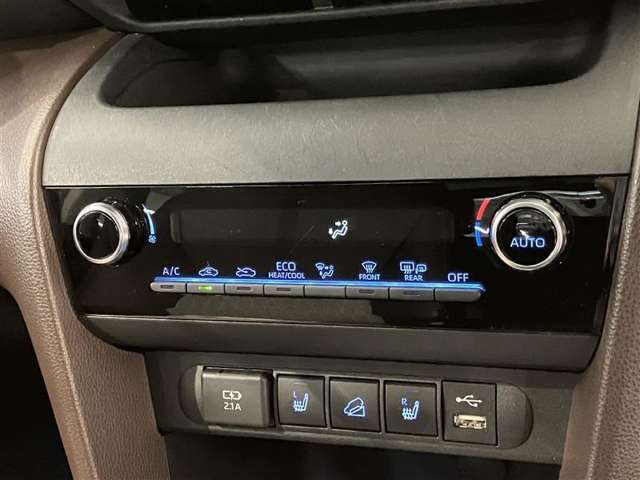 【オートエアコン】「AUTO」スイッチで車内の温度を一定に保ってくれるオートエアコン。快適装備の代名詞。もちろんマニュアル操作も可能ですよ。