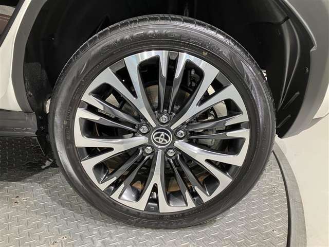 【タイヤ・ホイール】215/50R18の純正アルミタイヤになります。スタッドレスタイヤもこのサイズをお求め下さい。