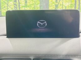 【10.25インチマツダコネクト】車内の雰囲気にマッチした大型ディスプレイ。スマホ接続でのナビ使用やBluetooth再生等、様々な機能が楽しめます。直感的なダイヤル操作が可能で、使い勝手も良好です。