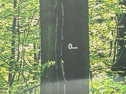 【ヘッドアップディスプレイ】現在の速度や走行情報をデジタル表示で運転席前方のガラスに投影！運転中、目線をずらさず必要な情報を確認できるのでとっても便利で安心！