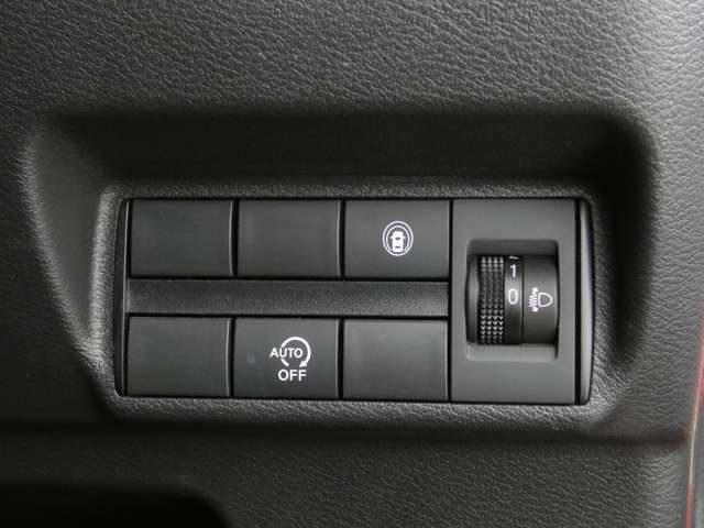 各種装備のスイッチです。障害物センサーを備えているので、全周囲カメラと合わせて安全な駐車を行うことが出来ます！加えてアイドリングストップのオン/オフ用スイッチも下側に設けております。