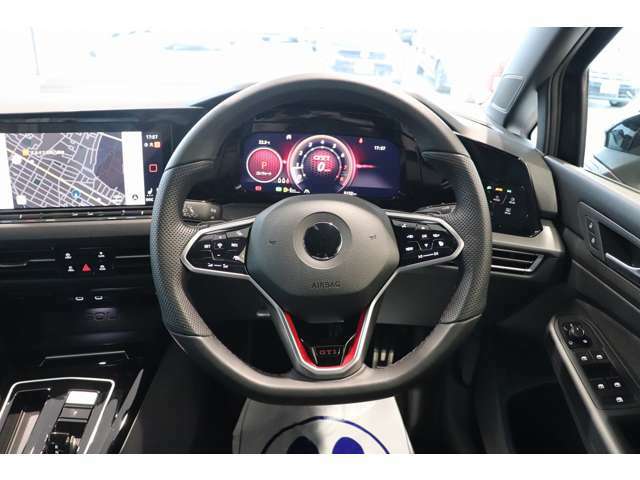 ACC（前車追従機能）、デジタルメーターの操作はハンドル周りのボタンで完結し、視線を逸らさずに操作が可能です。