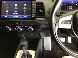 ホンダ純正メモリーナビ搭載なので、遠方へのドライブもお任せ下さい！ステアリング左手側にオーディオ関連のコントロールスイッチを配置しています。操作時は視線を逸らすことなく運転に集中できます