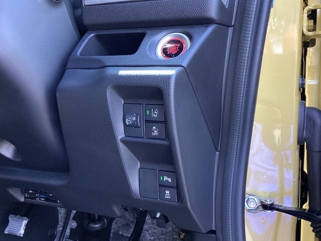 左側に高速で便利なETCがあり、横滑りを防ぐVSAなどのスイッチは、運転席の右側、手の届きやすい位置にあります。
