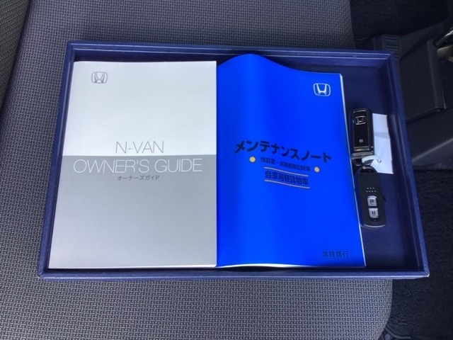 メンテナンスノート【整備記録簿】、取説も揃っています。スマートキーはバッグなどにしまったままボタン操作でエンジンの始動・停止ができて大変便利です。