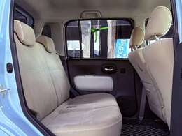 後部座席も足元広々で窮屈感はございません。