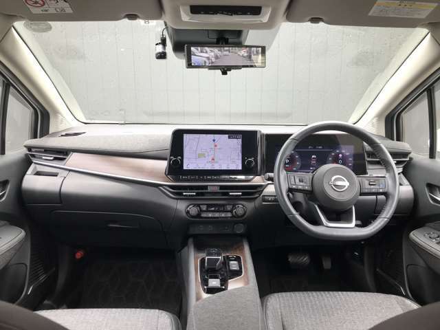運転席からの見晴らしは広くてスッキリしています♪D型ハンドルで運転席の乗り降りもしやすくなっております。