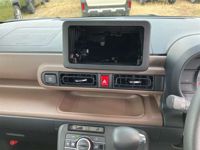 大容量なグローブボックス搭載！　車検証入れ以外にも、様々なものが収納できます！