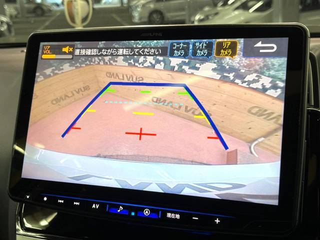 【バックカメラ】駐車時に後方がリアルタイム映像で確認できます。大型商業施設や立体駐車場での駐車時や、夜間のバック時に大活躍！運転スキルに関わらず、今や必須となった装備のひとつです！