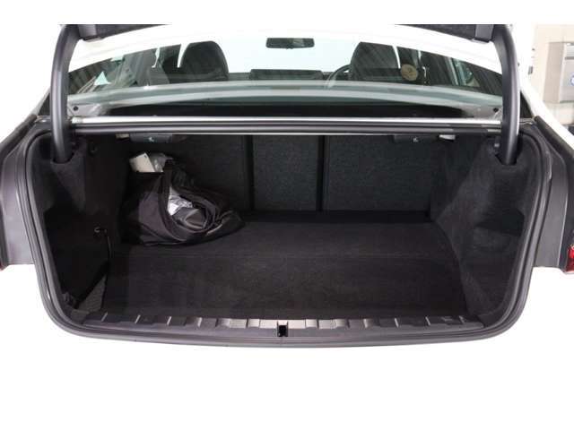 保証期間中にトラブルが発生した際は、24時間フリーダイヤルでオペレーターが対応致します。応急処置方法のみならず、出張修理やレッカー搬送などの手配、お客様の代替交通手段やホテルの確保を行います。