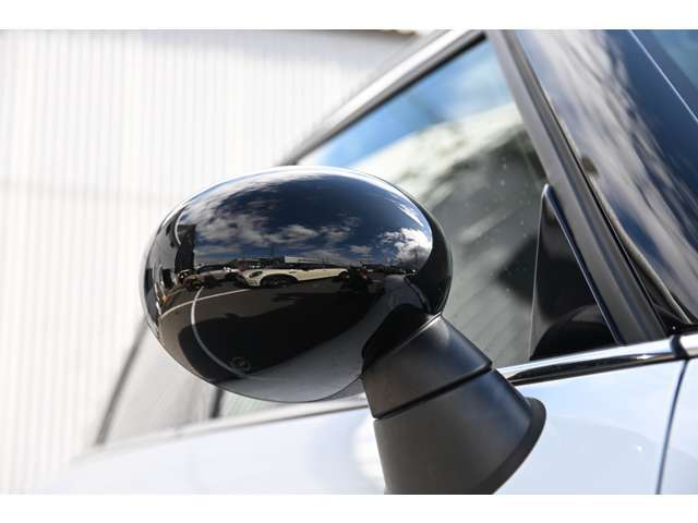 ボディカラーやグレード、お好みで簡単に交換できるのが、NEW　MINIの良いところ！オプションでいろいろなカラーや柄がお選びいただけて、オリジナリティーを追求できるのも魅力の一つです！