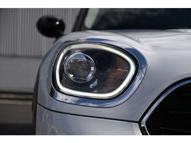 丸形から異形に、新しさを感じさせるMINIの新しい方向性です。