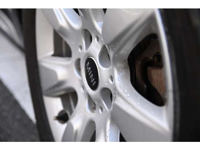 「ホイールはクルマの顔」なんて言われるくらいに大事なホイール。多彩なデザインとスタイルによって、サイズはもちろん銘柄まで豊富な種類でキメられます！ガリ傷、カラーリングもお任せください。