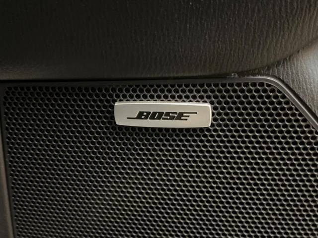 【BOSEサウンドシステム】メーカーオプションの高品位サウンドシステムを搭載。専用のチューニングが施された大小様々なスピーカーから良質なサウンドが奏でられ、臨場感あふれる音響空間を演出します。