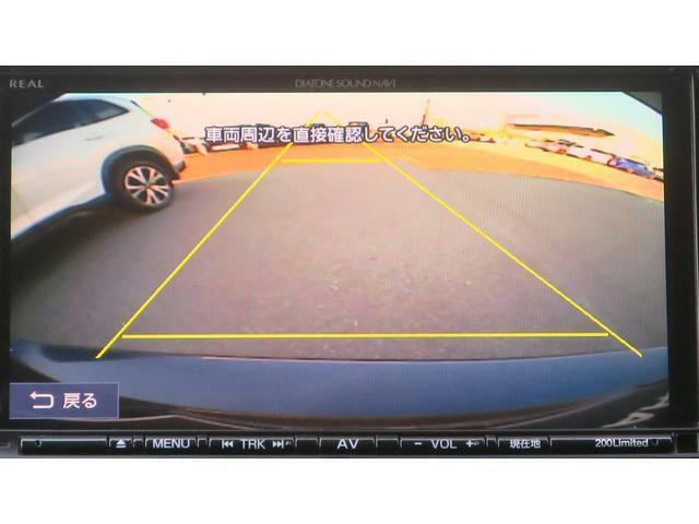バックカメラの映像です。シフトレバーを「R」に入れると自動的にナビの画面が切り替わります。人や障害物なども確認でき、まっすぐ止めるためのガイドラインも表示されるので安心して車庫入れができます。