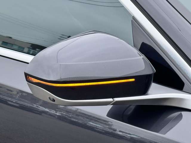追い越し車線上を急接近してくる車両を認識してミラー内側に組み込まれたインジケータを点滅させドライバーに警告します。注意喚起に気づかず、ドライバーがそのまま車線を越えた場合には車線維持をサポートします。