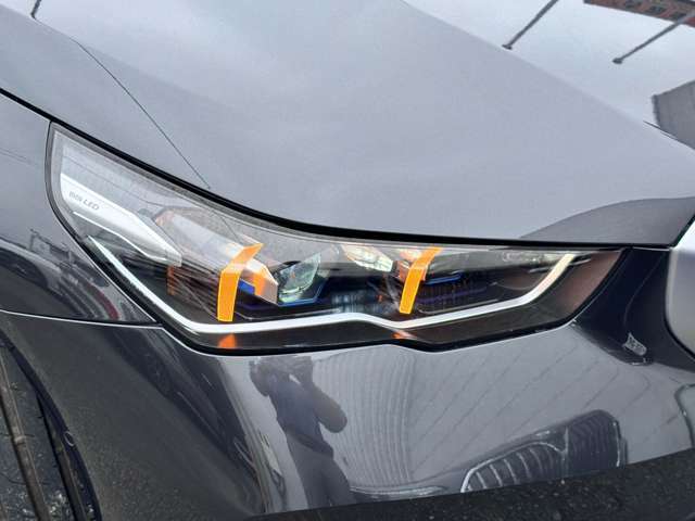 LEDヘッドライト。先進のLEDテクノロジーを採用。照射される白色光の周波特性は太陽に近く、バイキセノンヘッドライトを上回るコントラストでさらに明るく輝きます。悪天候の日でも優れた視認性を発揮します。