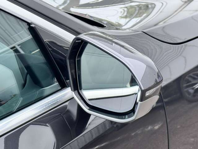 追い越し車線上を急接近してくる車両を認識してミラー内側に組み込まれたインジケータを点滅させドライバーに警告します。注意喚起に気づかず、ドライバーがそのまま車線を越えた場合には車線維持をサポートします。